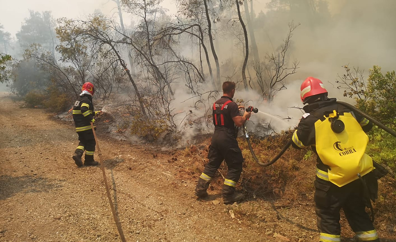Acțiunea pompierilor români continuă și astăzi, în insula Evia